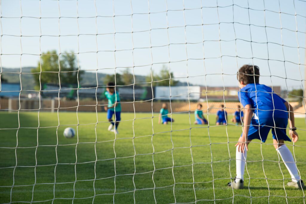 Niños jugando futbol